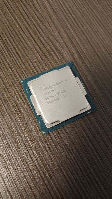 Vând Intel I3 8100T