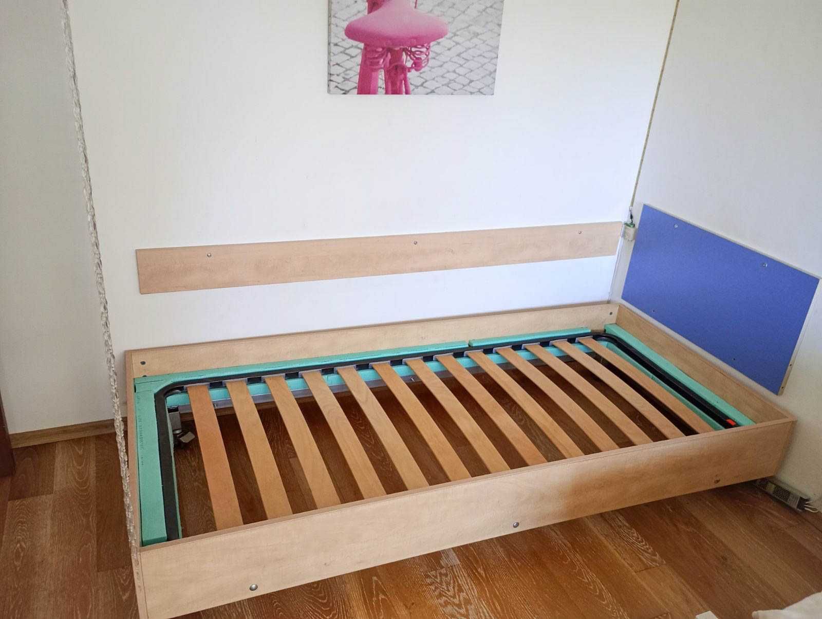 Легло с двулицев матрак и подматрачна рамка, килим, картина и рафтчета
