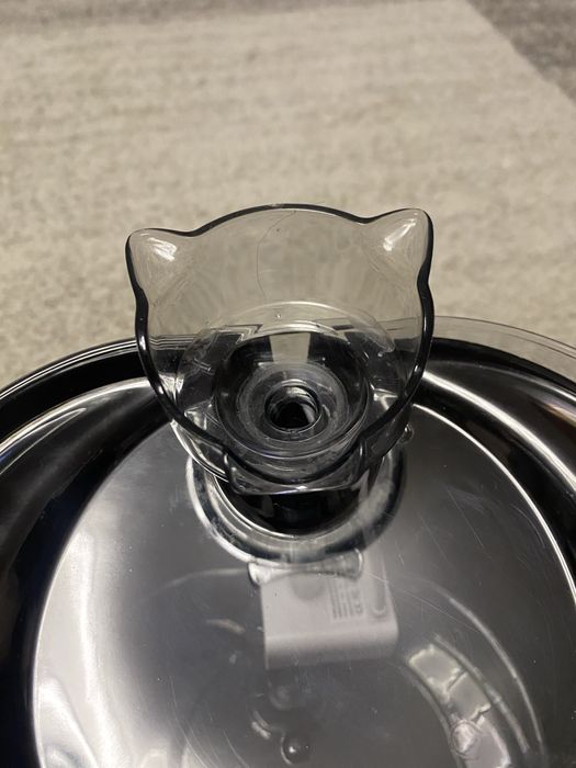 Vând fântână pentru pisici/câini de talie mică cu filtru de apa
