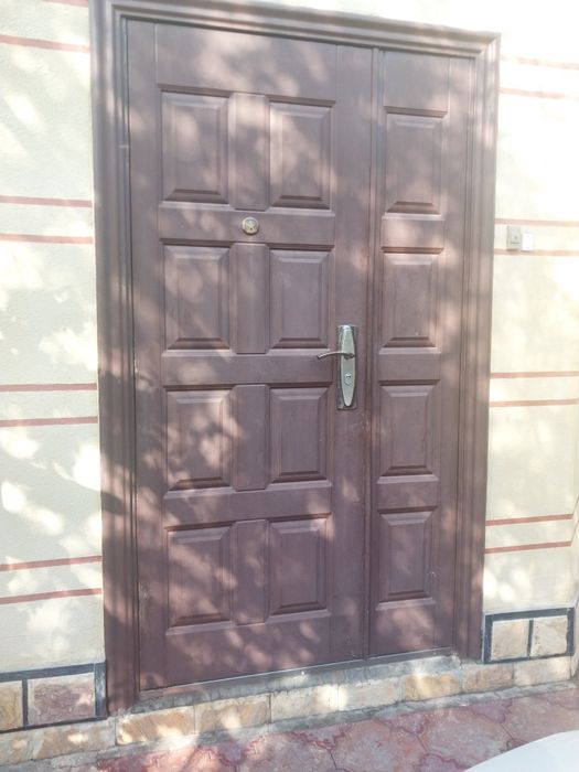 Входная дверь, двухстворчатая