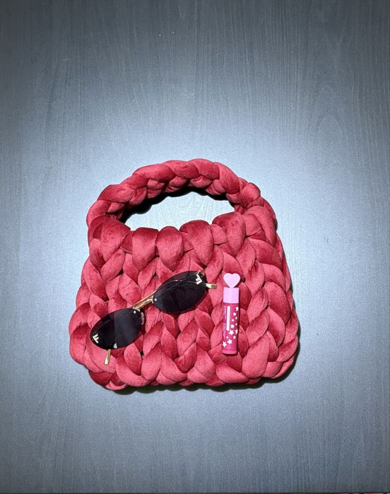 Червена плетена чанта