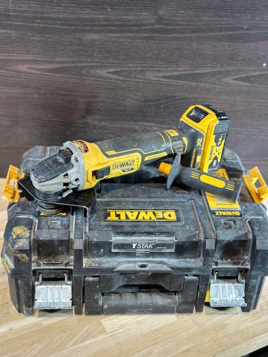 Mașină de șlefuit unghiulară DeWalt DCG 405   la Baterii