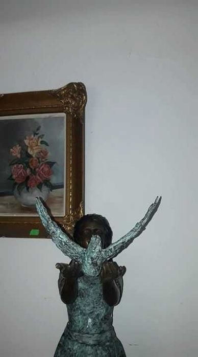 Statuie de colectie din bronz fetita cu porumbel