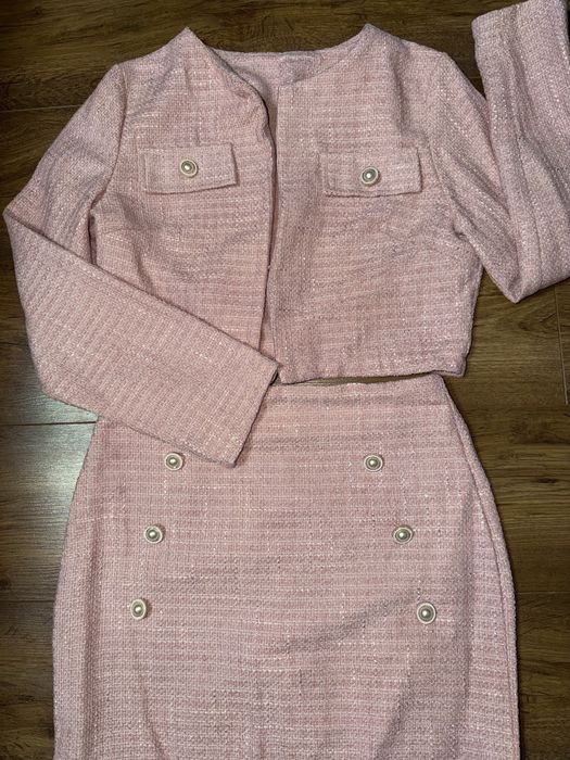 Розов комплект букле пола и сако