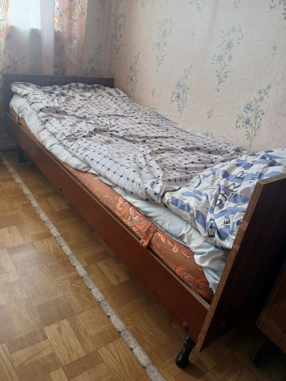 Кровать 250.000 не большая