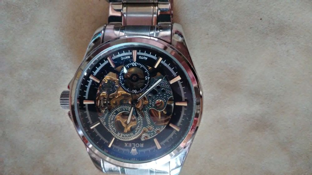 Vînd ceasuri automatice.Pret 300  leiun rolex si 400 Cartier.1000 toat