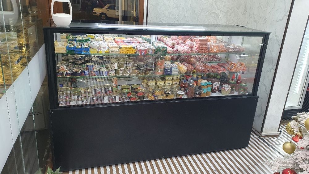 Холодилник витринного типа.