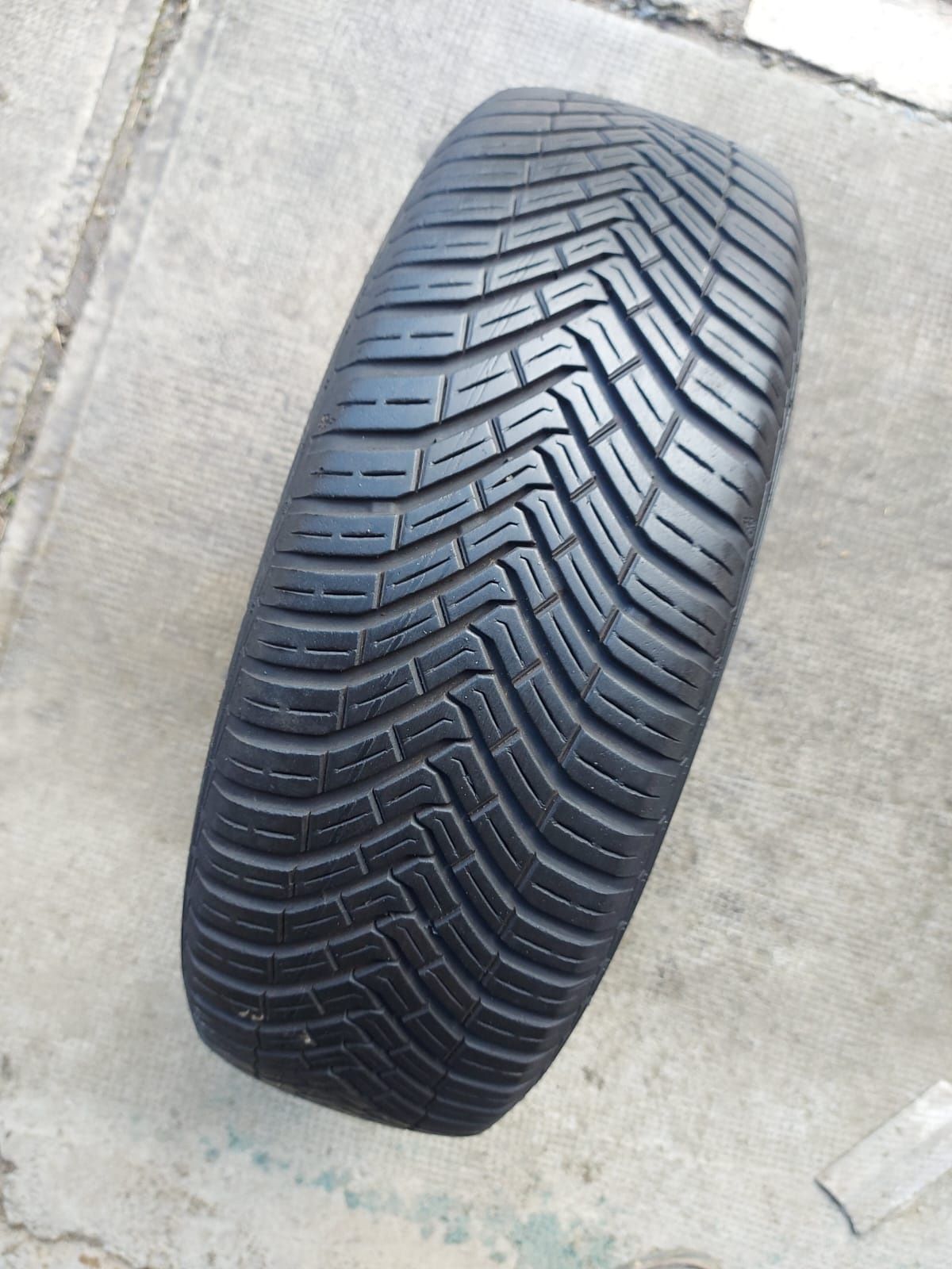 O bucată 185/65 R15 M+S iarnă - una Continental