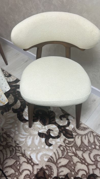 Стильные новые стулы белые