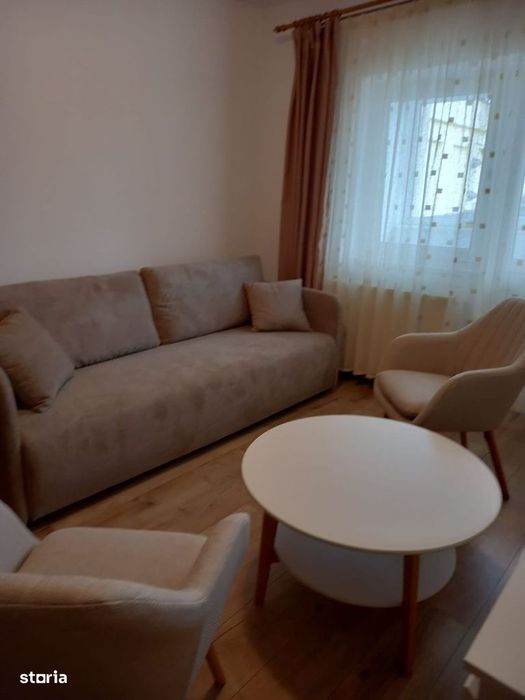 Apartament cu balcon și lift, Intrare Racadau