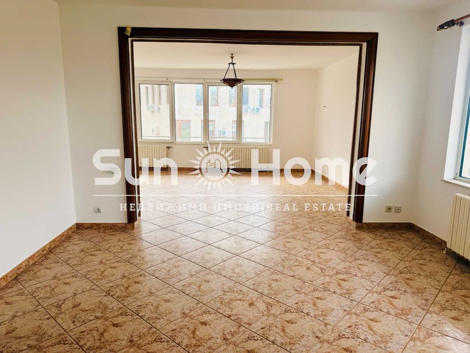 Етаж от къща разположен в самия център на град Свиленград.