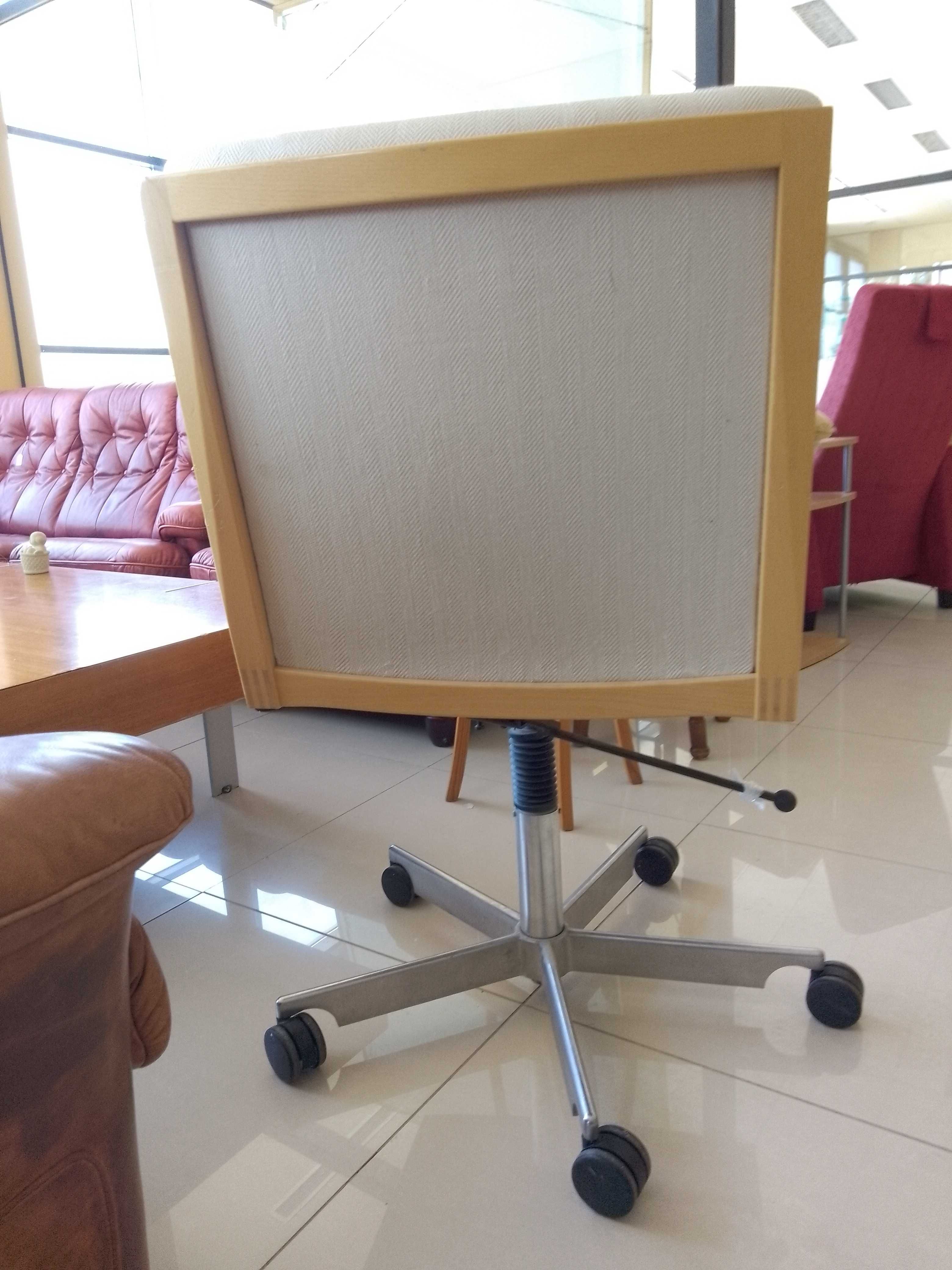 Офис стол с ретро визия