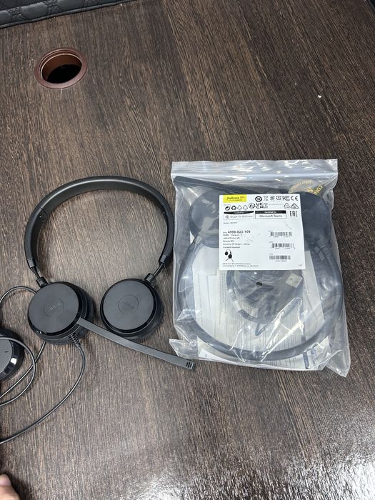 Продам новые наушники Jabra