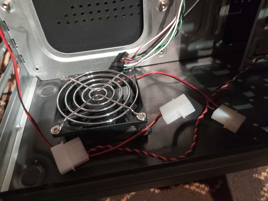 Carcasa PC marca Spacer echipata cu dvd-rw, 3 coolere si cititor