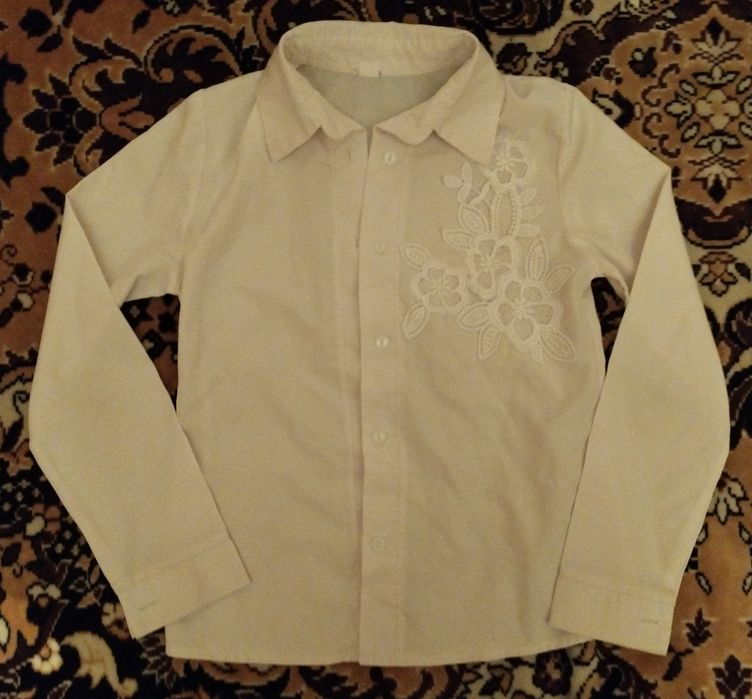 Продам школьную блузку на 2-4 класс 8-10 лет