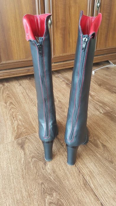 Ботуши черни в червени акценти и цип до долу, размер 37