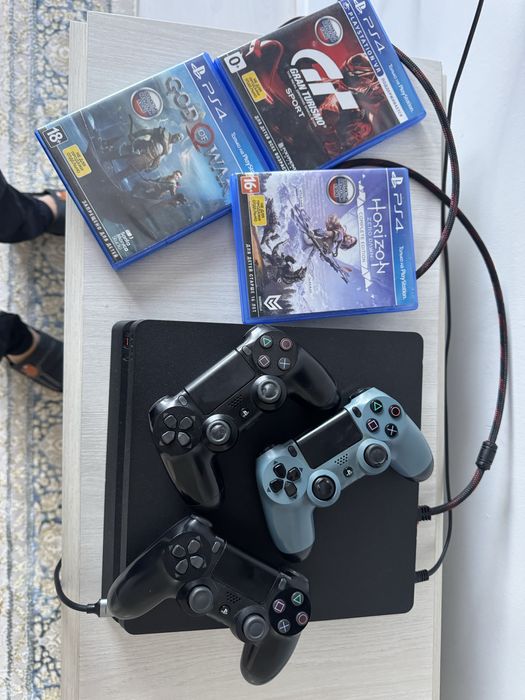 Sony PlayStation 4 (PS4)