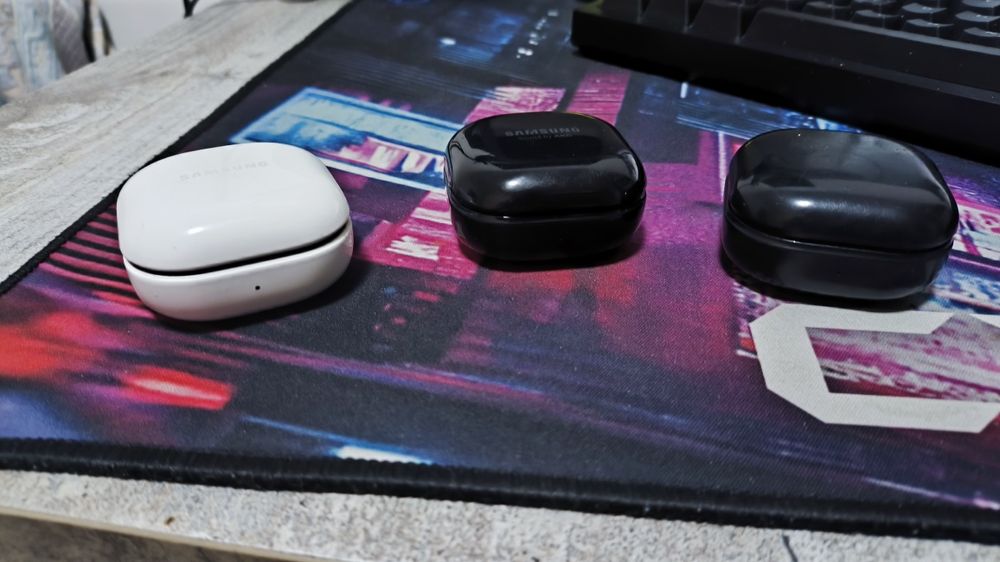 Продам наушники buds live и  buds2 без одного наушника