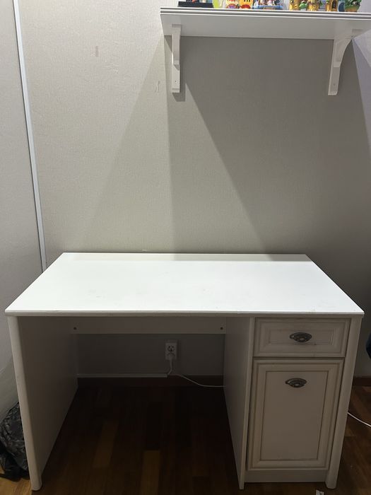 Стол белый деревянный