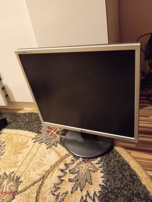 Vând doua monitoare LCD 19"