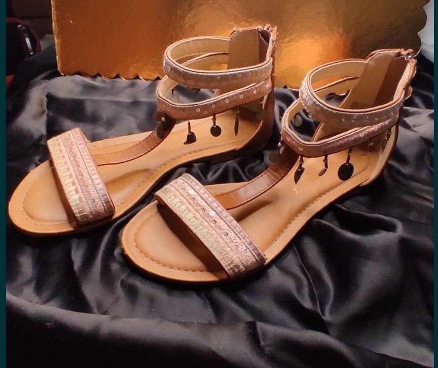 Sandale și papuci pentru doamne modele deosebite