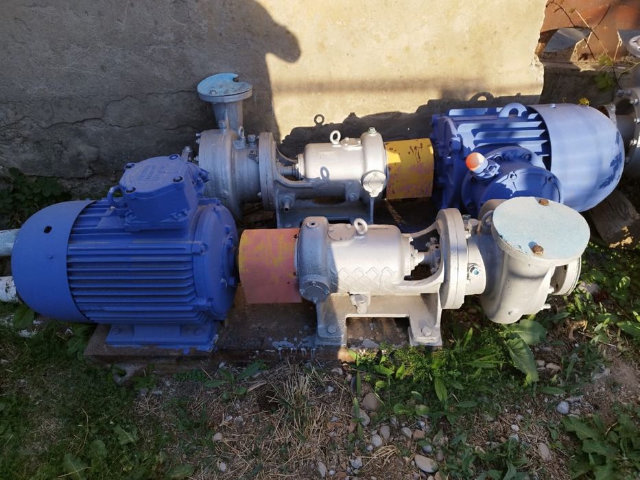 Насосы в сборе 2 больших и 4 шт по меньше в отл состоянии