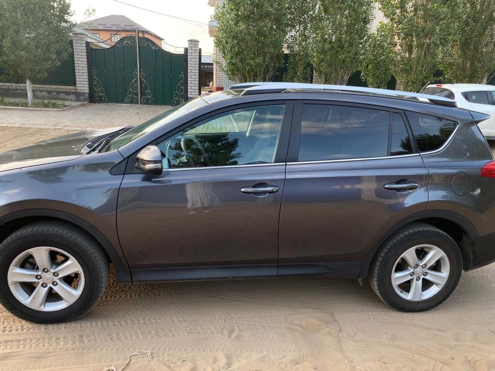 Продам машину RAV4