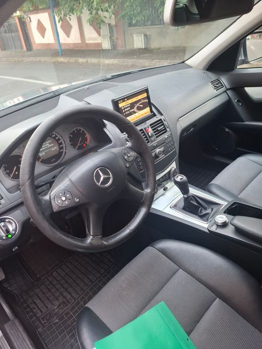 Vând Mercedes C 220