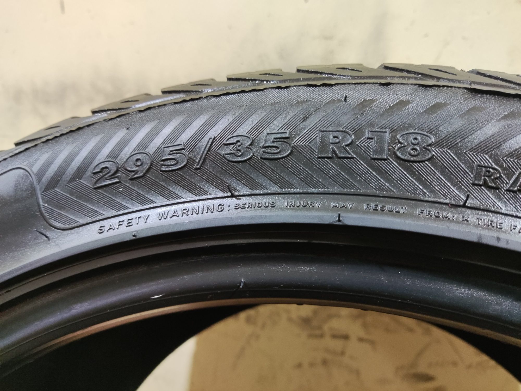 2бр зимни гуми 295/35/18 Nokian WR 
6.8mm
dot21
Добро състояние без ле