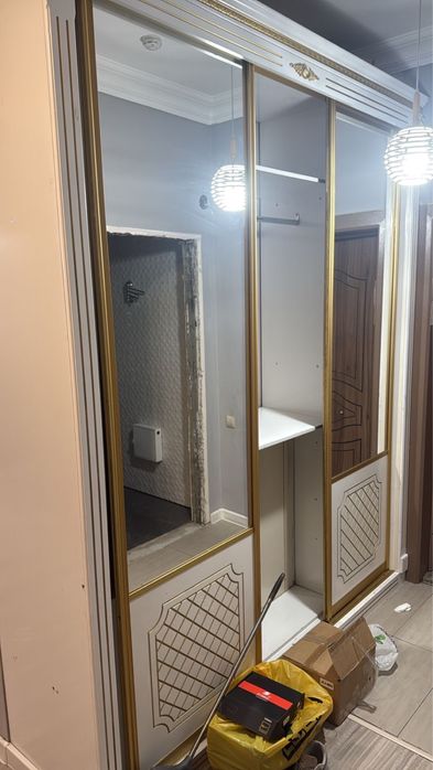 Продам большой встроенный шкаф-купе в классическом стиле.
