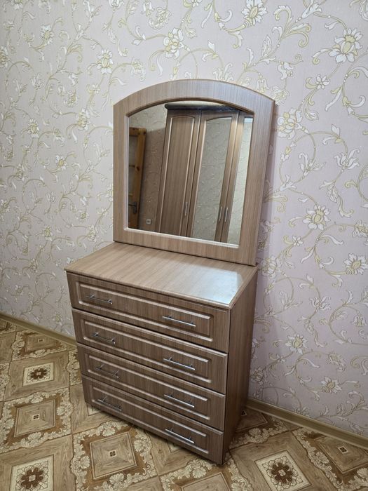 Продам комод с зеркалом