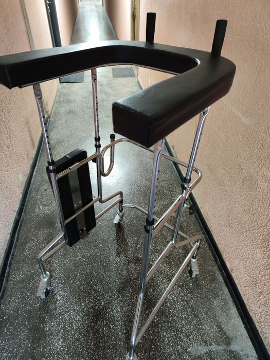 Cadru mobil ( cu 4 roti) cu sprijin pe brate