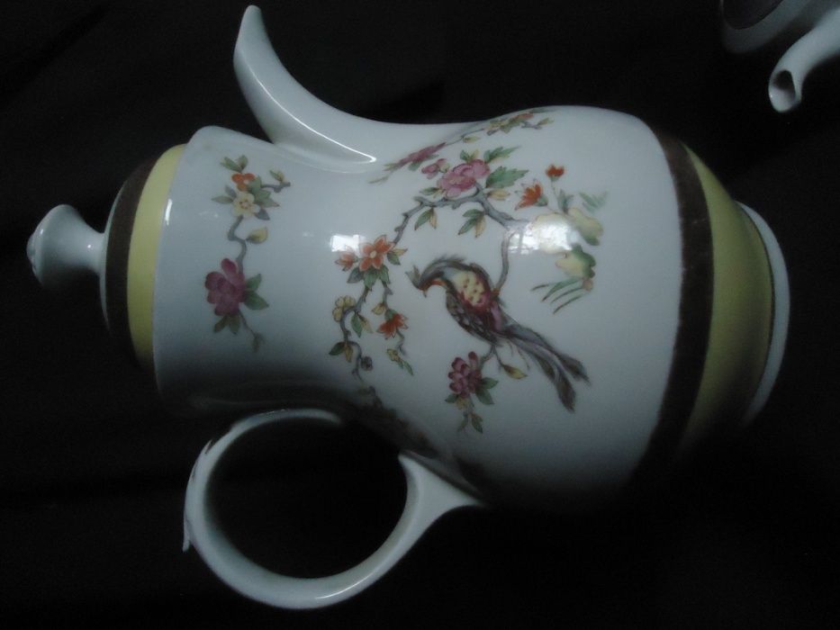 Большой фарфоровый антикварный чайник Германия - есть еще один