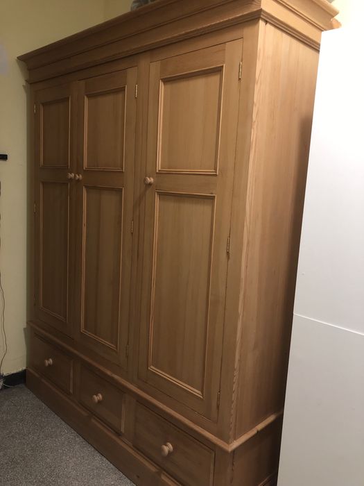 Гардероб трикрилен от масив