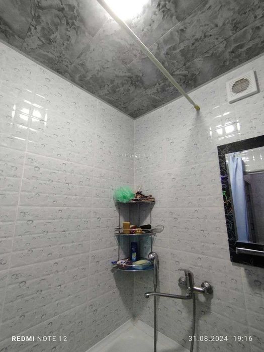 Олтин Олма районида 4 хонали квартира сотилади