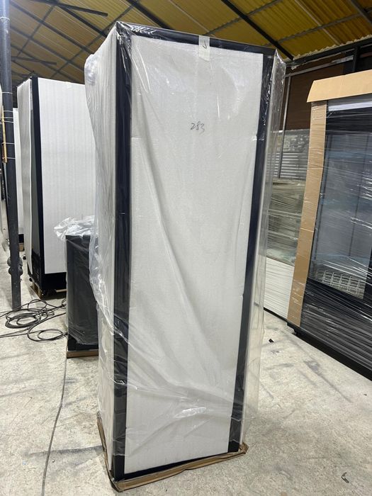 Vitrina frigorifica neagra cu racire prin ventilatie