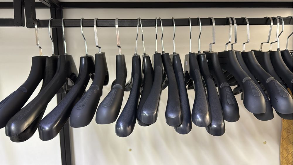 Продам вешалки по 200 тенге. Пластик и каучук