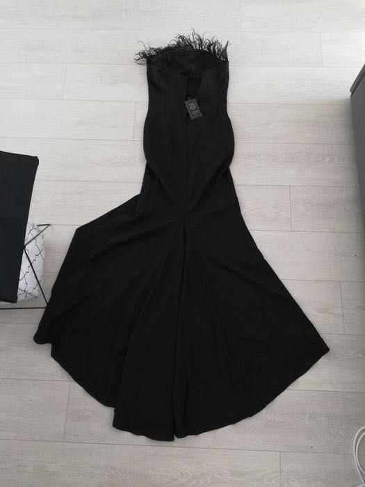 Rochie neagra de seara cu puf si trena