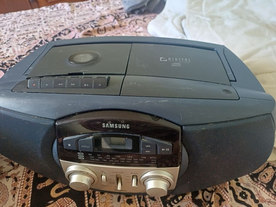 Vând doua microsisteme radio.