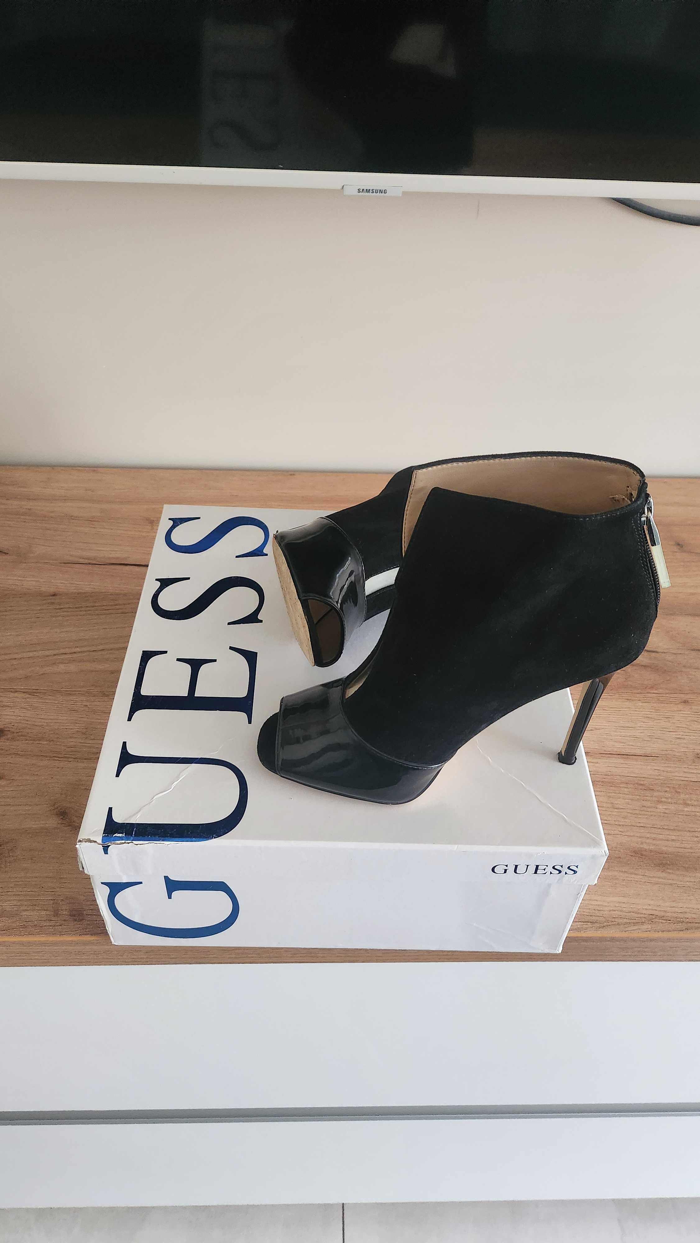 Обувки с висок ток Guess