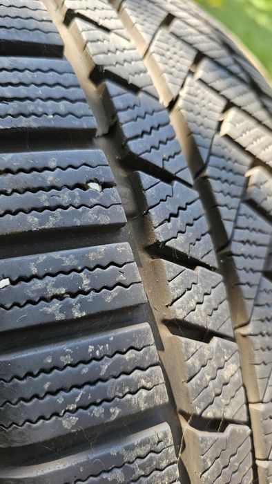 Vând anvelope Continental 225/45 R18 in stare foarte