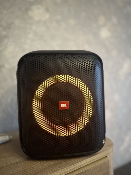 Продам беспроводную колонку jbl в отличном состояний