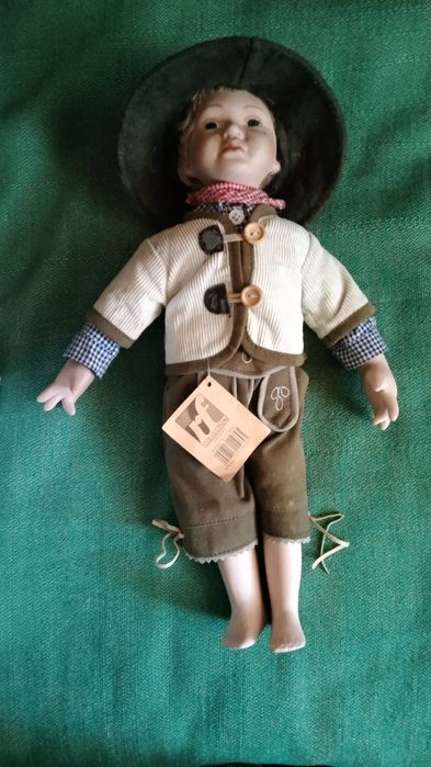 Фарфоровая кукла.