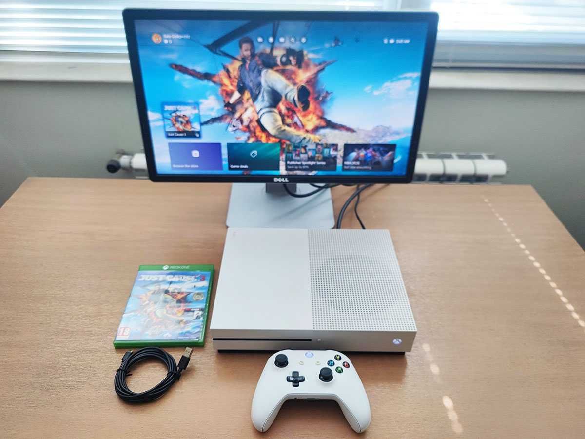 Xbox One S с джойстик, кабели и подарък игра