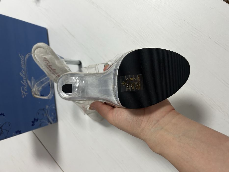 Sandale cu platforma transparente