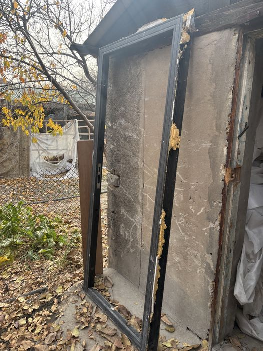 Продам входную металлическую дверь