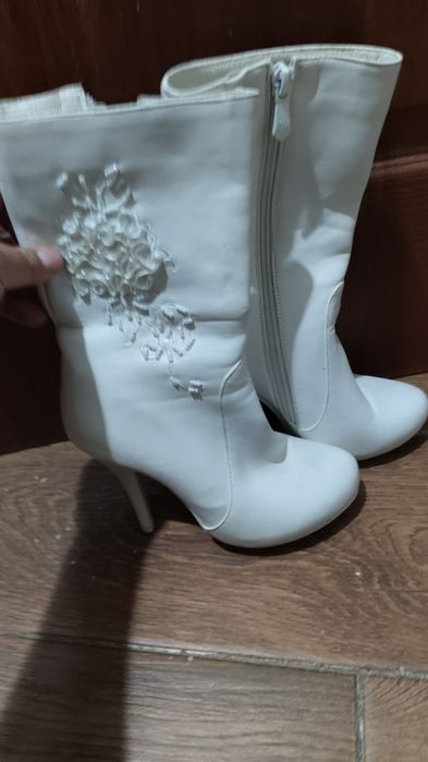 Белые сапожки новые