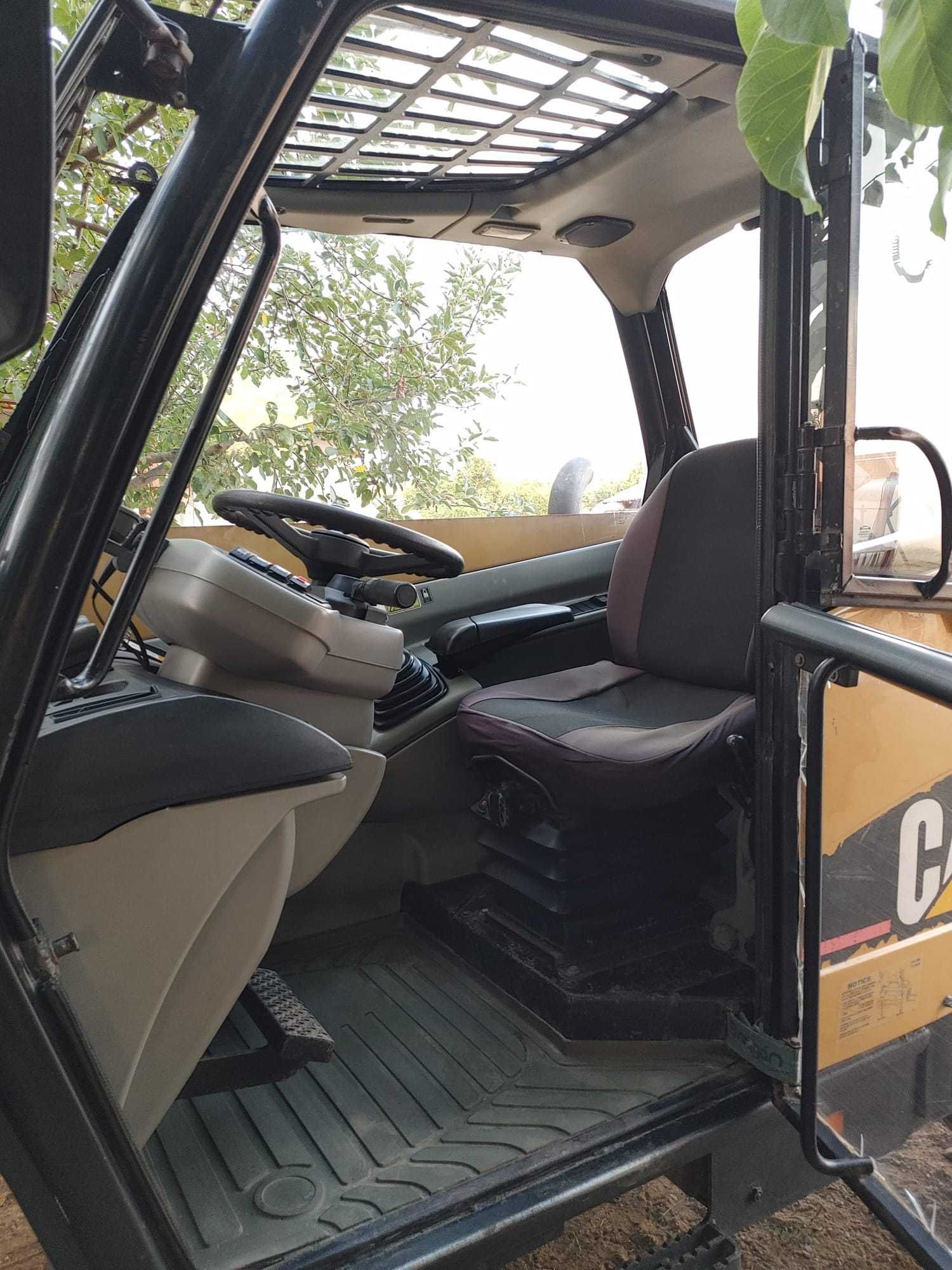 Incarcator telescopic caterpillar TH330B