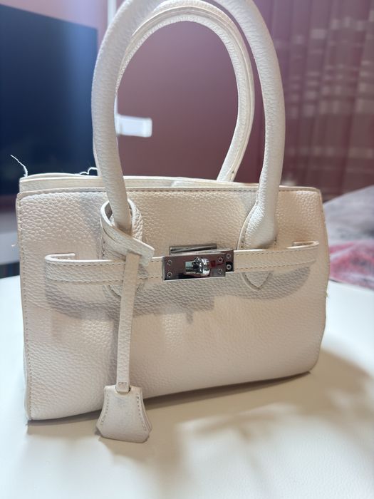 Бяла дамска чанта