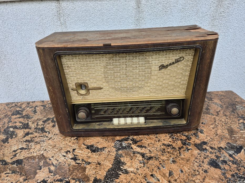 Vând 25 Radio lampi carcasa lemn&ebonita ani 1940-1980